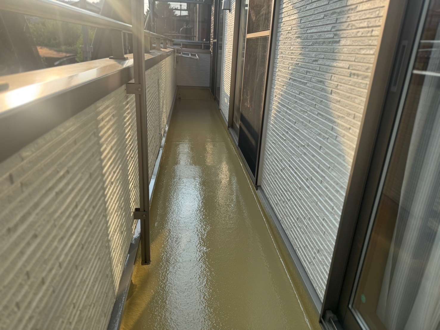 八王子市にてベランダ防水工事｜トップコート仕上げ（キャメルイエロー）